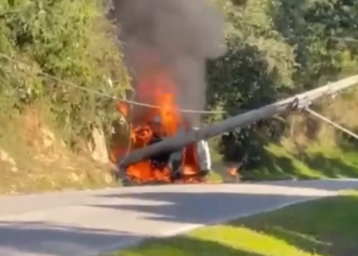 Carro derruba poste e pega fogo em São Roque