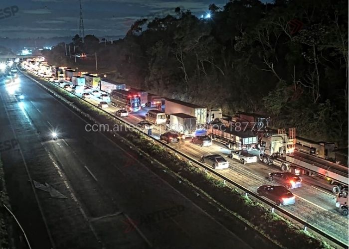 Imagem do congestionamento ap&oacute;s o acidente