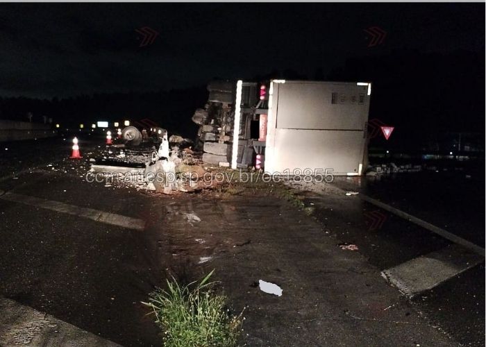 Acidente interdita totalmente a Rodovia Engenheiro Constâncio Cintra em Jundiaí