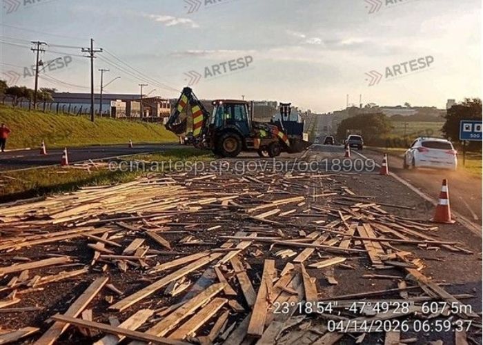 Caminhão tomba e interdita pistas em rodovia de Tatuí