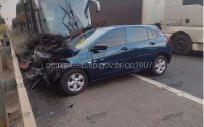 Acidente entre carro e ônibus deixa um ferido em Araçoiaba da Serra