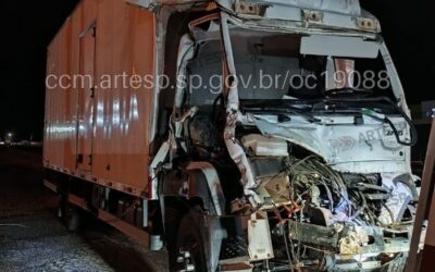 Acidente entre caminhão e carreta interdita rodovia