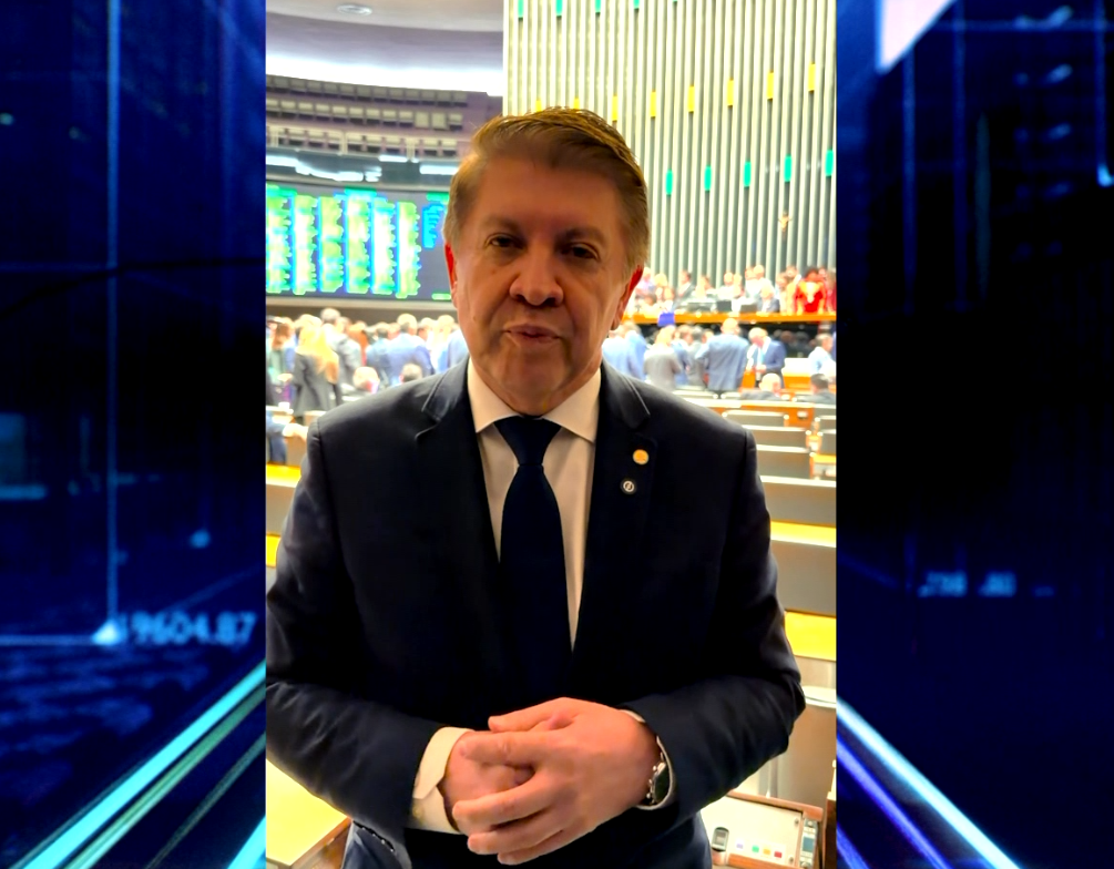 Imagem de pol&iacute;tico falando sobre a PEC.