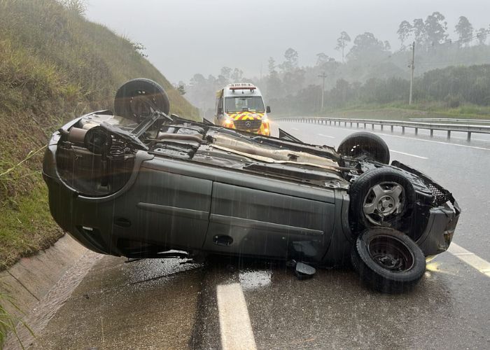 Carro capota em acidente na Raposo Tavares, em Sorocaba
