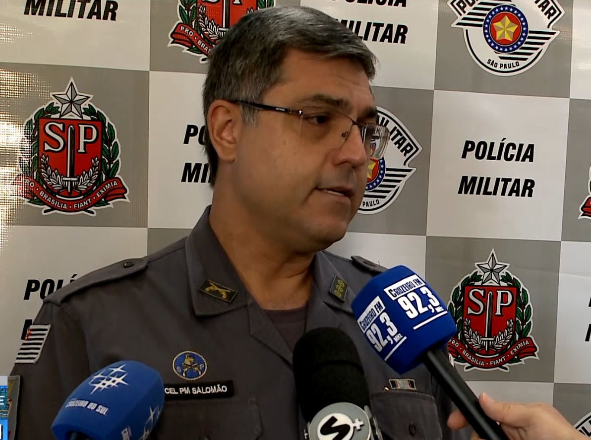 Coronel Salom&atilde;o dando entrevista.