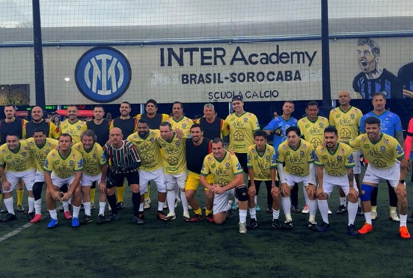 Imagem dos jogadores posando para foto.