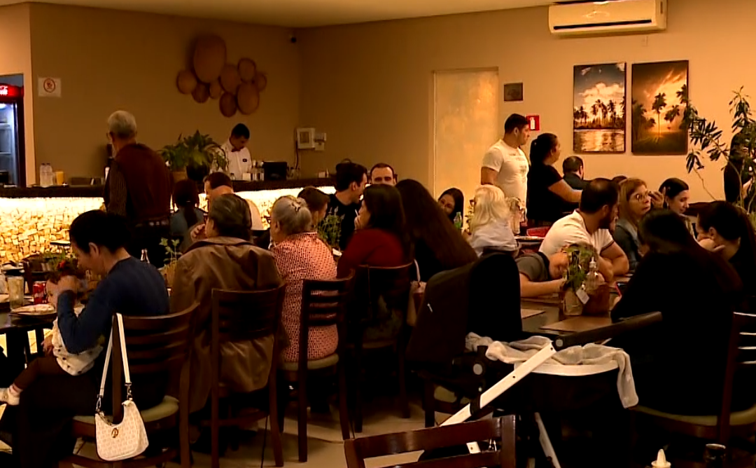 Mesmo com chuva, restaurantes registram movimento intenso no Dia das Mães em Sorocaba