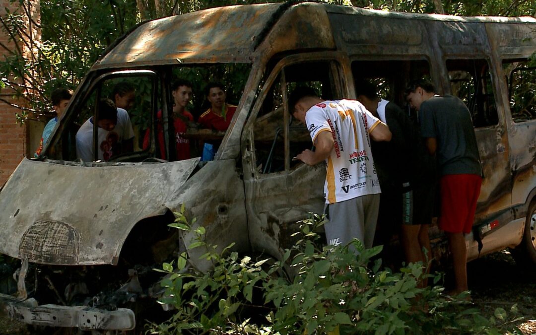 Atletas de escolinha de futebol de Piedade perdem tudo após incêndio destruir van do time