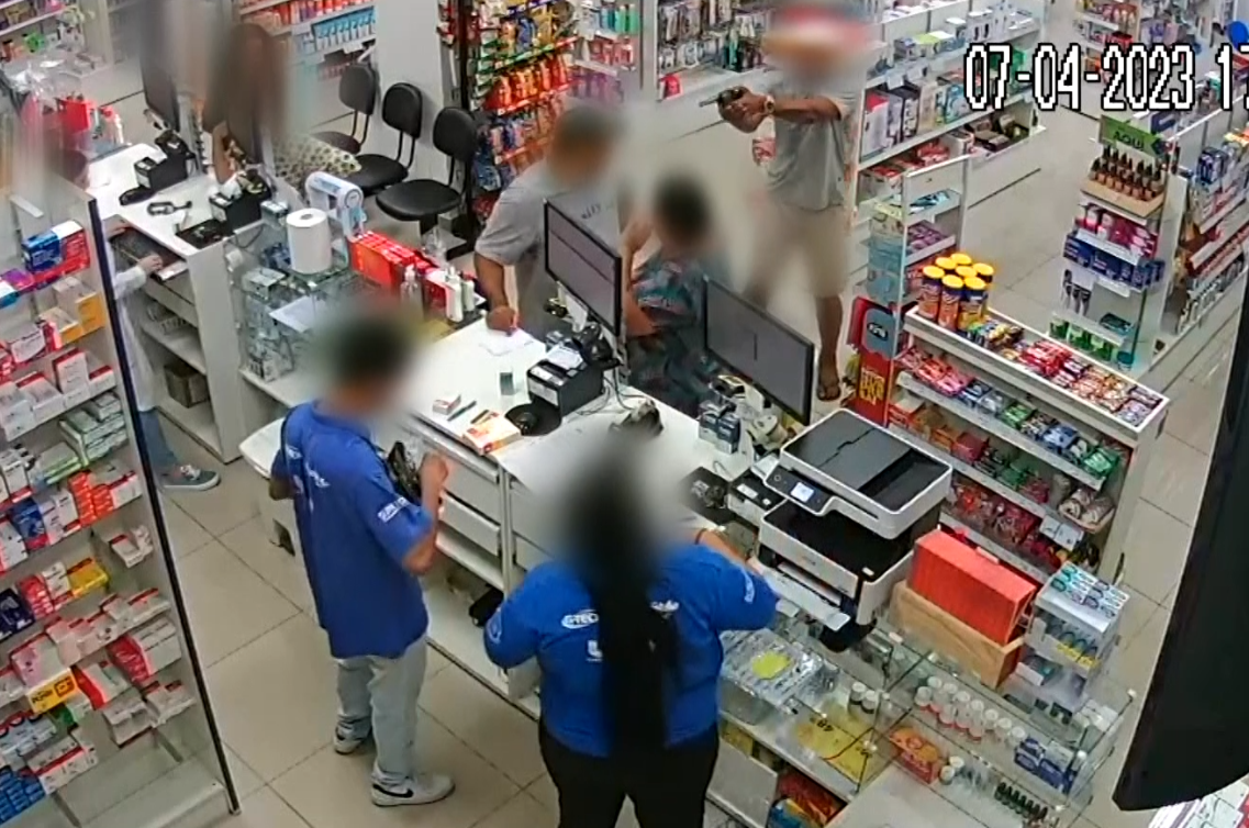 Imagem de c&acirc;mera de seguran&ccedil;a do momento do assalto &agrave; farm&aacute;cia.