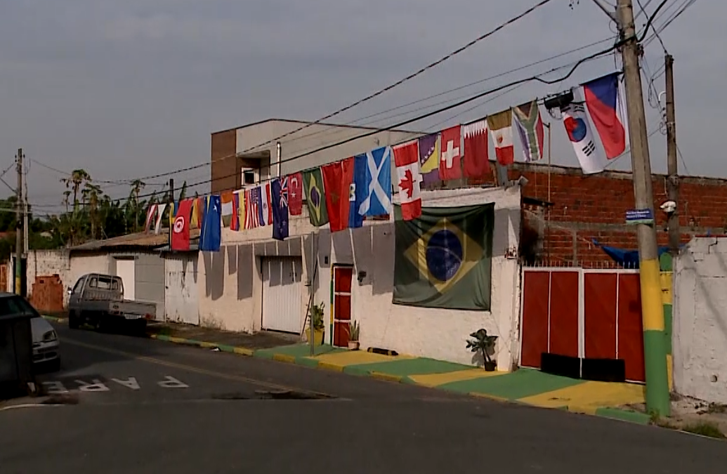 Rua em Itu ganha decoração especial para a Copa do Mundo e reúne moradores na torcida