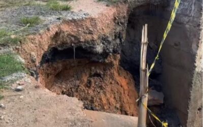 Buraco aberto em calçada assusta pedestres na Avenida Engenheiro Carlos Reinaldo Mendes, em Sorocaba