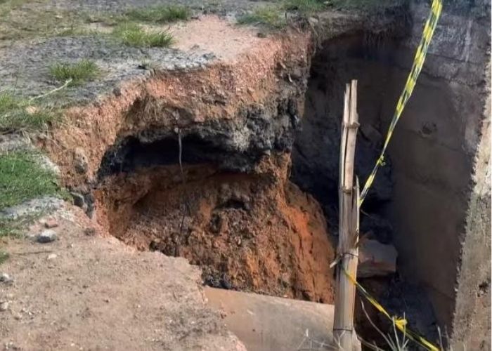 Buraco aberto em calçada assusta pedestres na Avenida Engenheiro Carlos Reinaldo Mendes, em Sorocaba