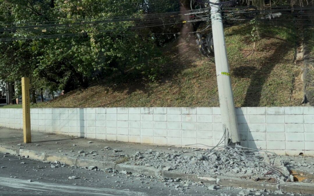 Caminhão derruba poste e complica trânsito na Avenida Engenheiro Carlos Reinaldo Mendes, em Sorocaba