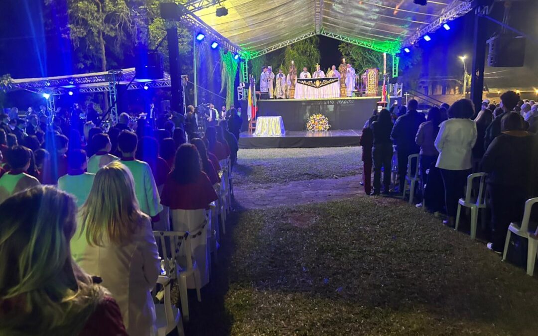 Paróquia Nossa Senhora de Fátima reuniu milhares de fiéis em missa campal no Campolim