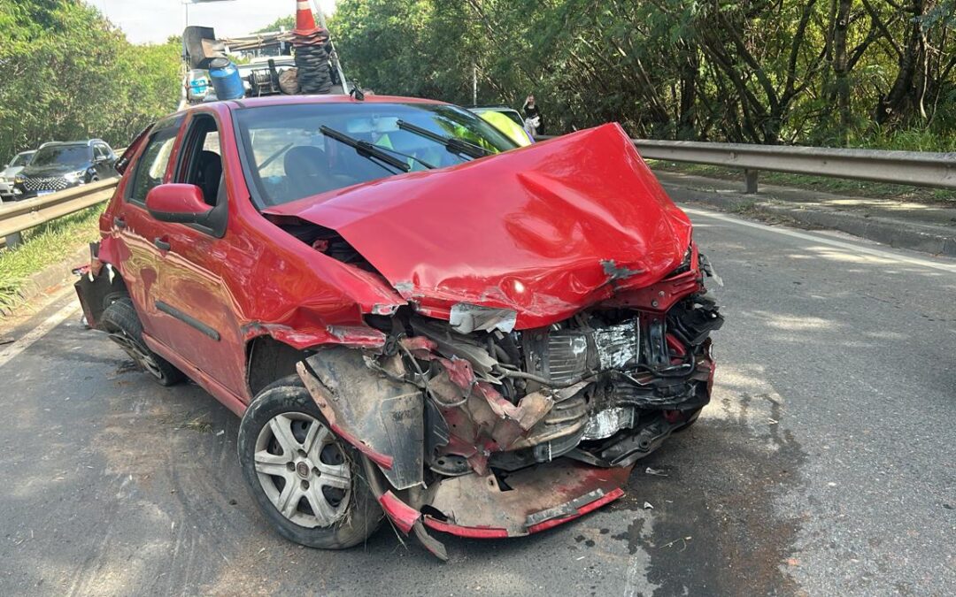 Carro fica destruído após acidente na avenida Independência em Sorocaba