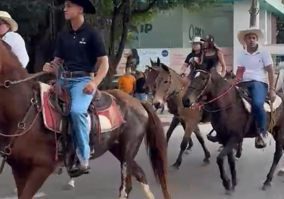 Desfile tropeiro reúne dezenas de cavaleiros em Sorocaba