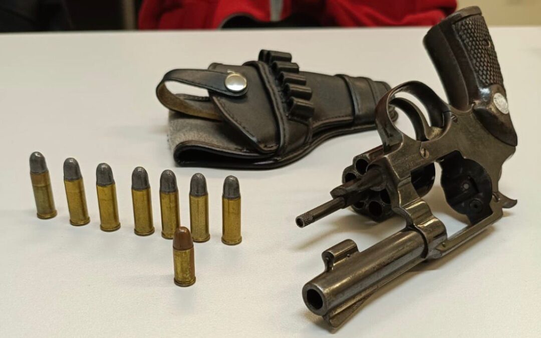 Homem é preso com arma em investigação de violência doméstica