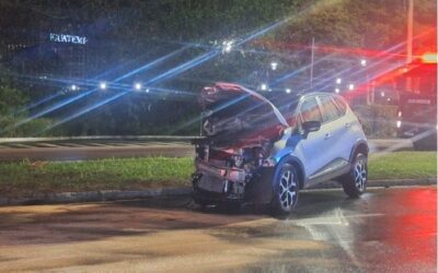Motorista fica ferido depois de colidir veículo em poste no Campolim, em Sorocaba