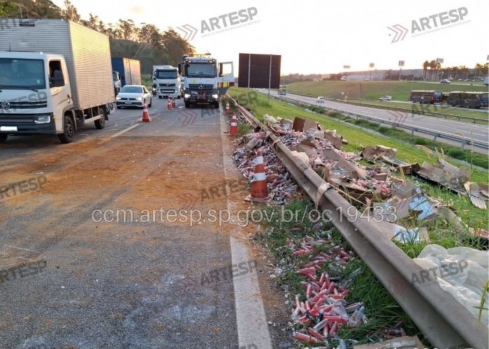 Caminhão carregado com frascos de perfume capota na Rodovia Castello Branco em São Roque
