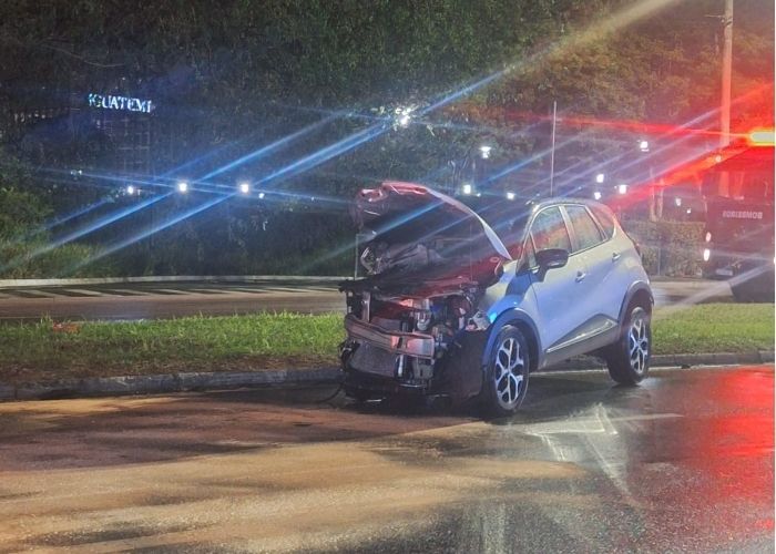 Motorista fica ferido depois de colidir veículo em poste no Campolim, em Sorocaba