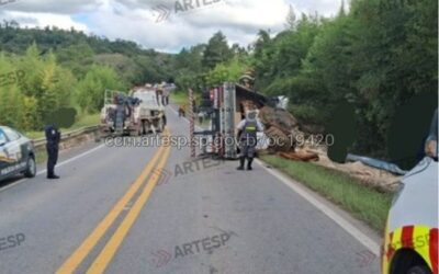 Carreta carregada com farelo de soja tomba na SP-079 em Piedade e provoca congestionamento