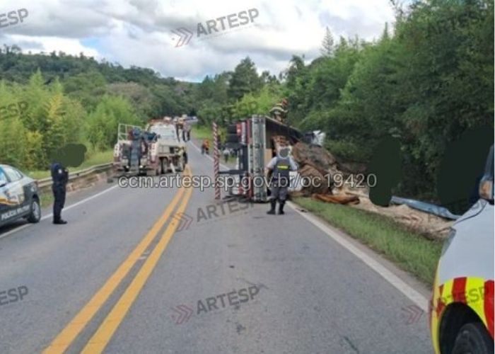 Carreta carregada com farelo de soja tomba na SP-079 em Piedade e provoca congestionamento