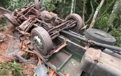 Caminhão com carga de tijolos tomba na Raposo Tavares em São Roque