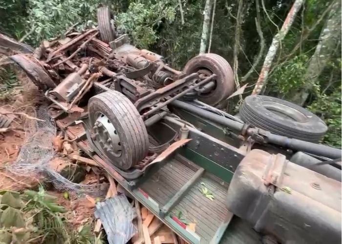Caminhão com carga de tijolos tomba na Raposo Tavares em São Roque