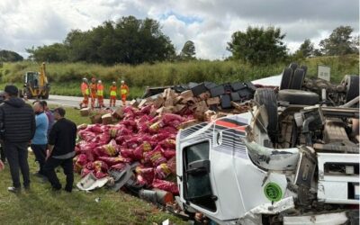 Engavetamento com sete veículos e caminhão tombado causa congestionamento em rodovia de Sorocaba