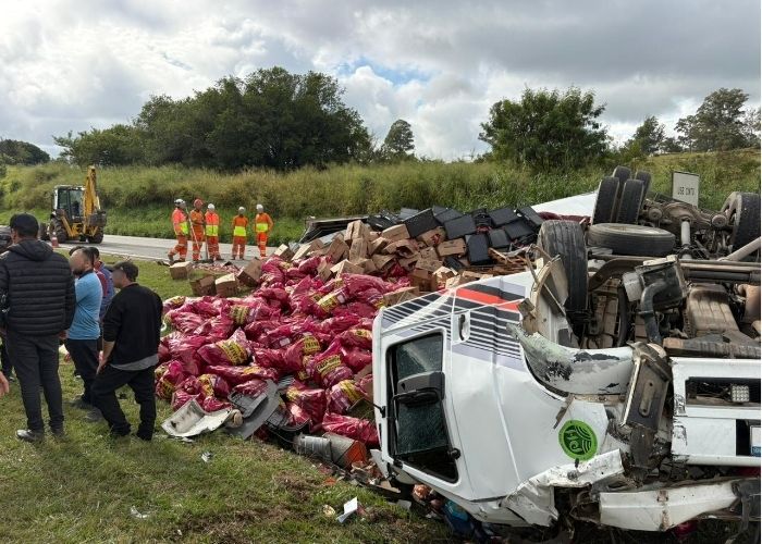 Imagem da carga do caminh&atilde;o derrubada