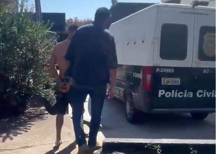 Homem é preso após ameaçar companheira por mensagens em São Roque