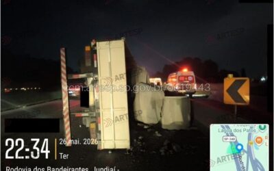Carreta tomba e derrama carga de tubos de concreto em Jundiaí