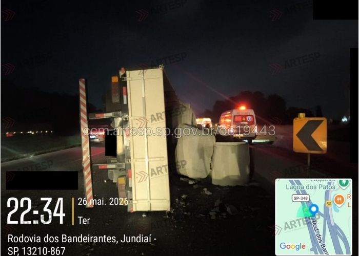 Carreta tomba e derrama carga de tubos de concreto em Jundiaí