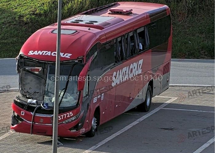 Passageiros são retirados pelas janelas de ônibus após acidente com carreta em rodovia de Itu