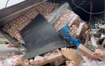Caminhão com carga de macarrão instantâneo tomba em São Roque