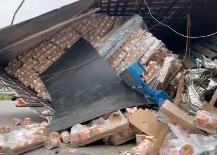 Caminhão com carga de macarrão instantâneo tomba em São Roque