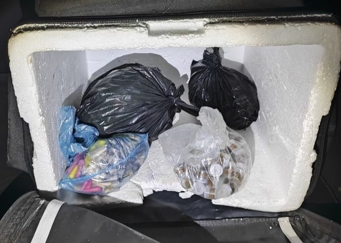 Imagem das drogas, que foram apreendidas, dentro da mochila