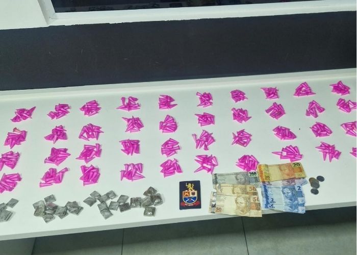 Homem é preso por tráfico de drogas após agredir policiais no Jardim Simus