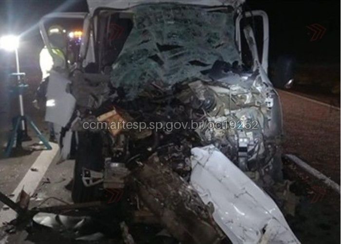 Acidente entre ambulância e caminhão deixa uma pessoa em estado grave em Porangaba