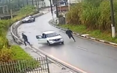 Assaltantes pulam de carro em movimento após perseguição policial