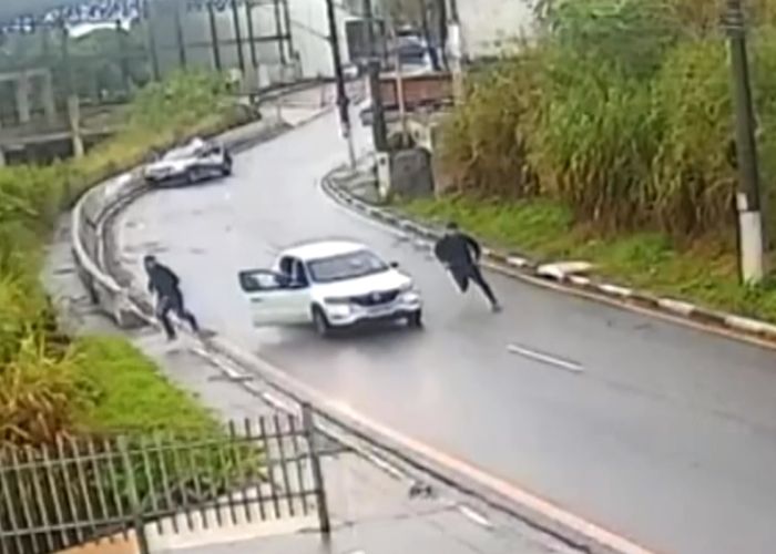Assaltantes pulam de carro em movimento após perseguição policial