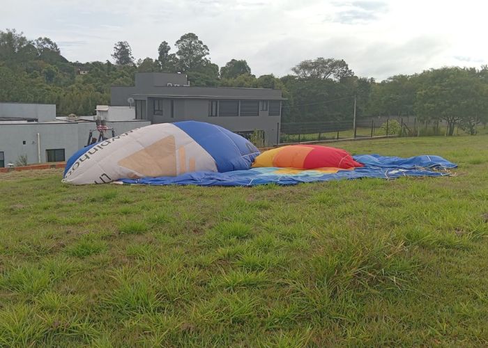 Balão tripulado pousa em condomínio de Sorocaba