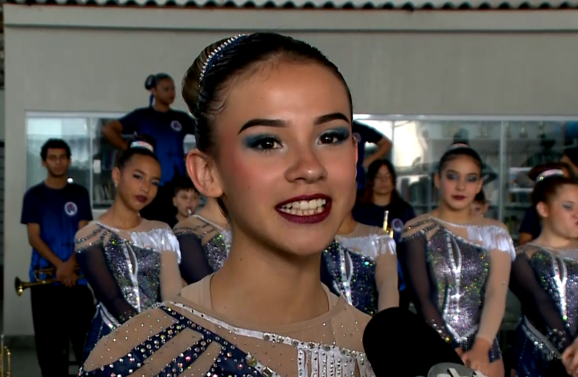Uma das integrantes da Banda Marcial de Votorantim dando entrevista.