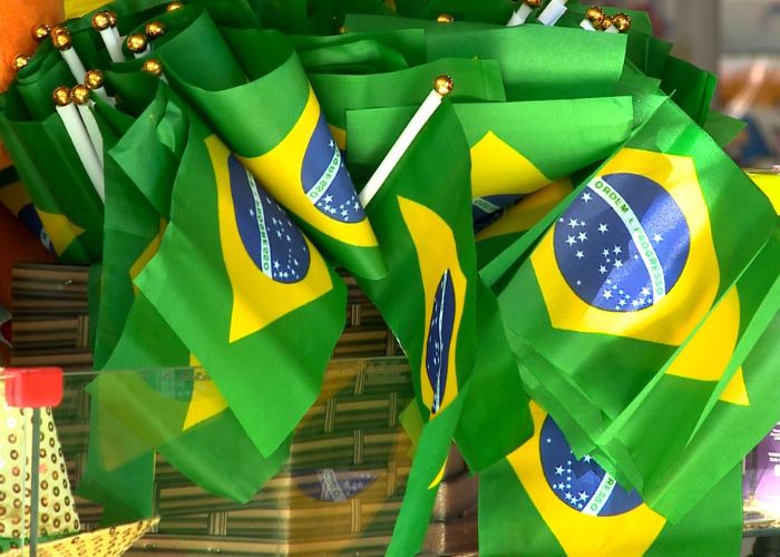 Compras de itens decorativos relacionados ao Mundial de Seleções exigem atenção redobrada