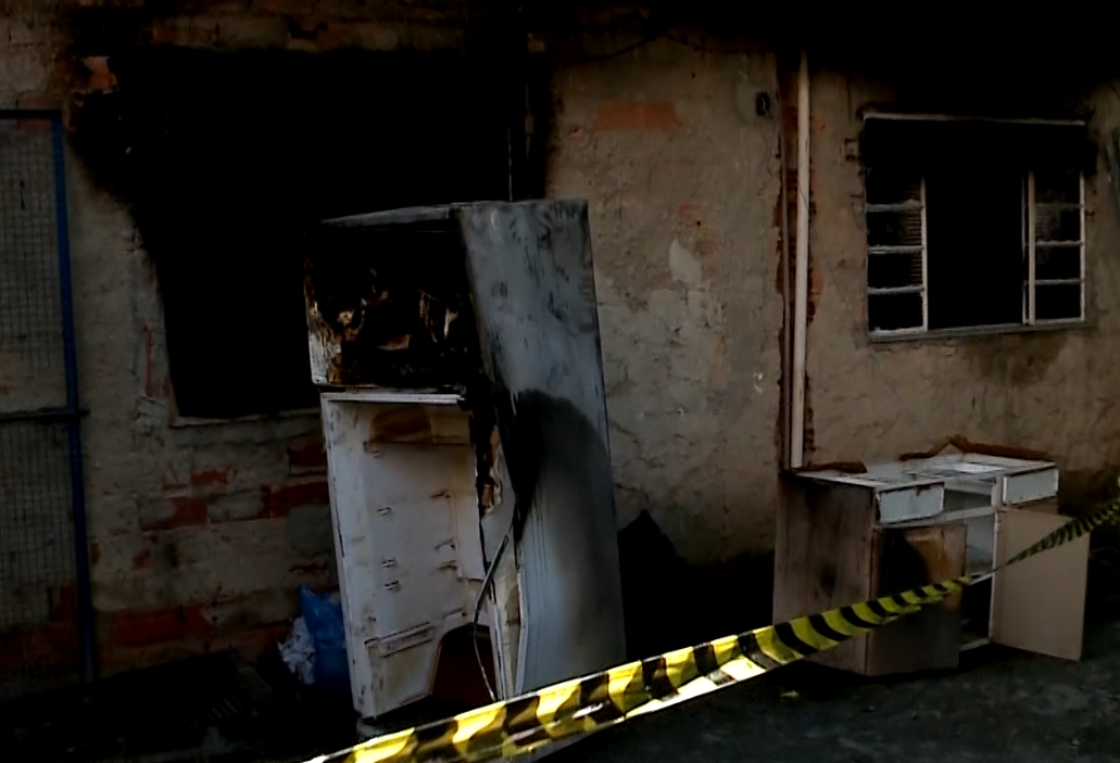 Imagem de casa ap&oacute;s inc&ecirc;ndio.