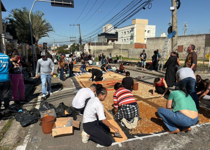 Jovens mantêm tradição dos tapetes de Corpus Christi em paróquia de Sorocaba