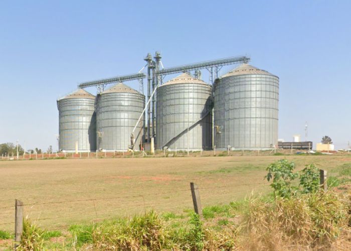Trabalhador tem pernas esmagados em silo de soja, em Itapetininga