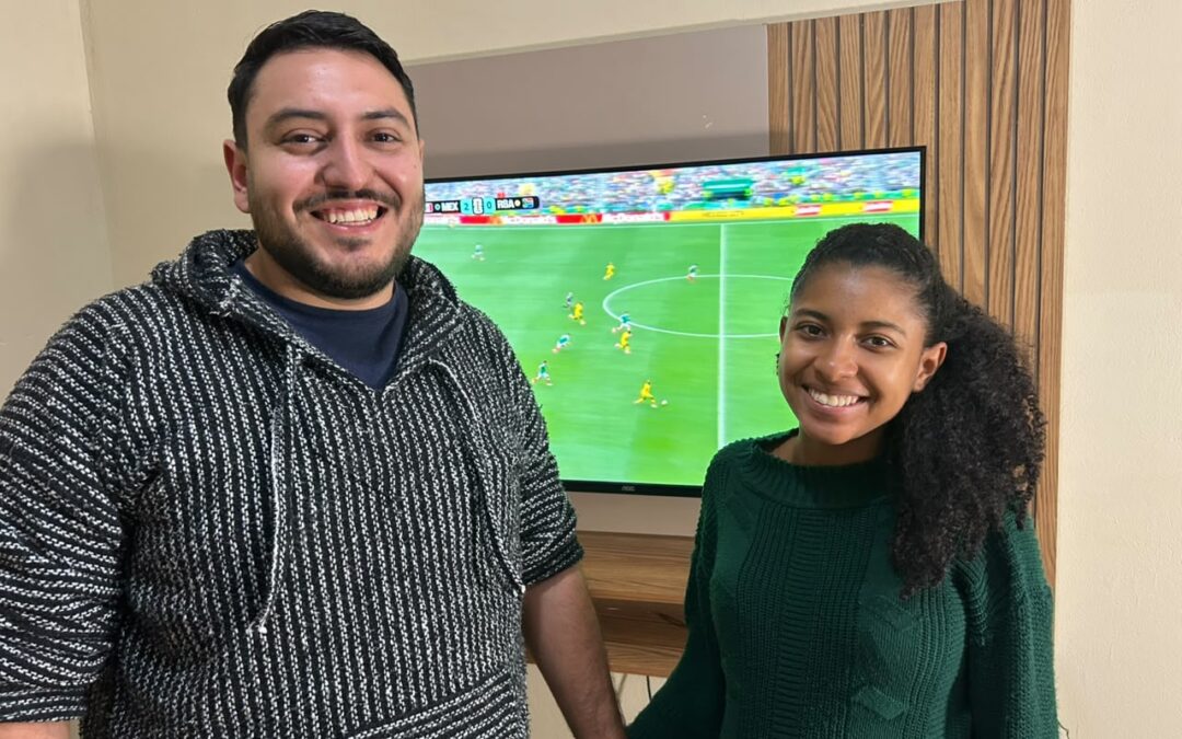 Mexicano e esposa brasileira comemoram vitória do México na estreia do Mundial de Seleções em Sorocaba