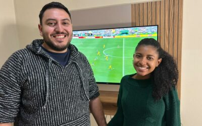 Mexicano e esposa brasileira comemoram vitória do México na estreia do Mundial de Seleções em Sorocaba