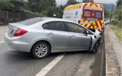 Carro atinge ambulância na Raposo Tavares e deixa dois feridos em São Roque